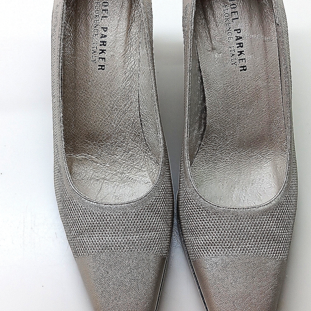 Vintage low heel cream colored business  atire heels